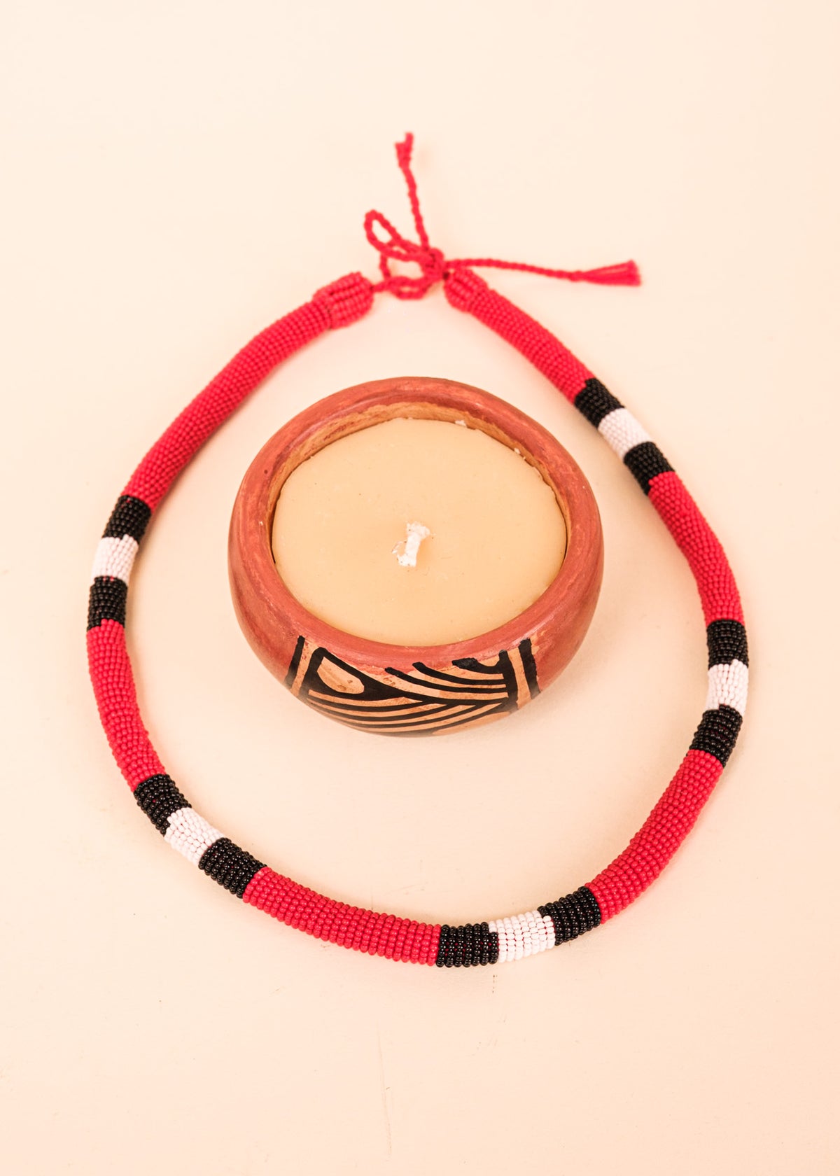 Kit colar coral indígena Waurá + Vela na cerâmica Waurá | Tucum Brasil
