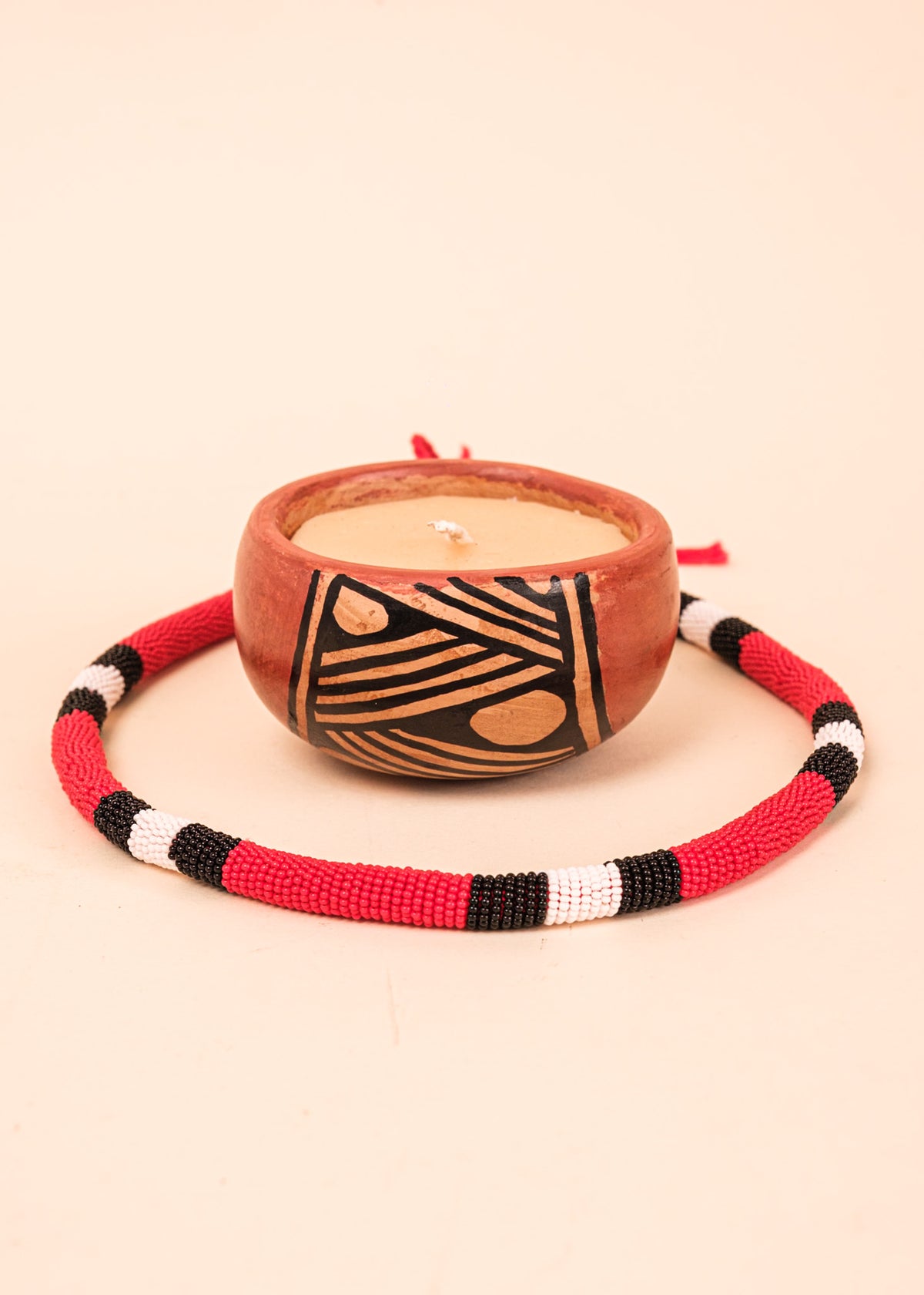 Kit colar coral indígena Waurá + Vela na cerâmica Waurá | Tucum Brasil
