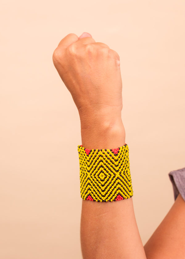 Kit pulseira indígena Mehinako + hidratante corporal MOMA | Tucum Brasil