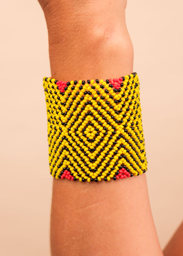 Kit pulseira indígena Mehinako + hidratante corporal MOMA | Tucum Brasil