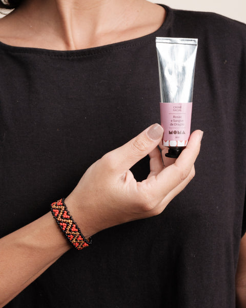 Kit pulseira indígena Waurá + Creme facial Rosas MOMA | TUCUM