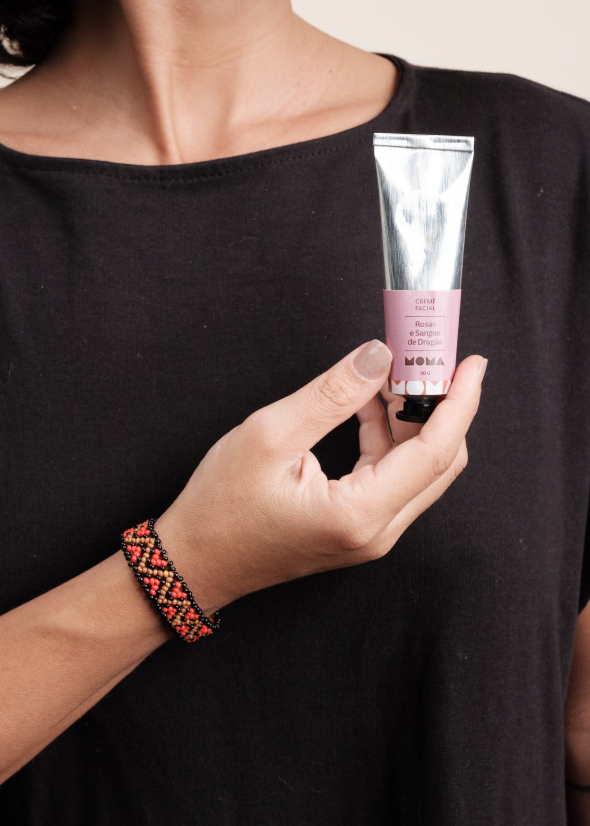 Kit pulseira indígena Waurá + Creme facial Rosas MOMA | TUCUM