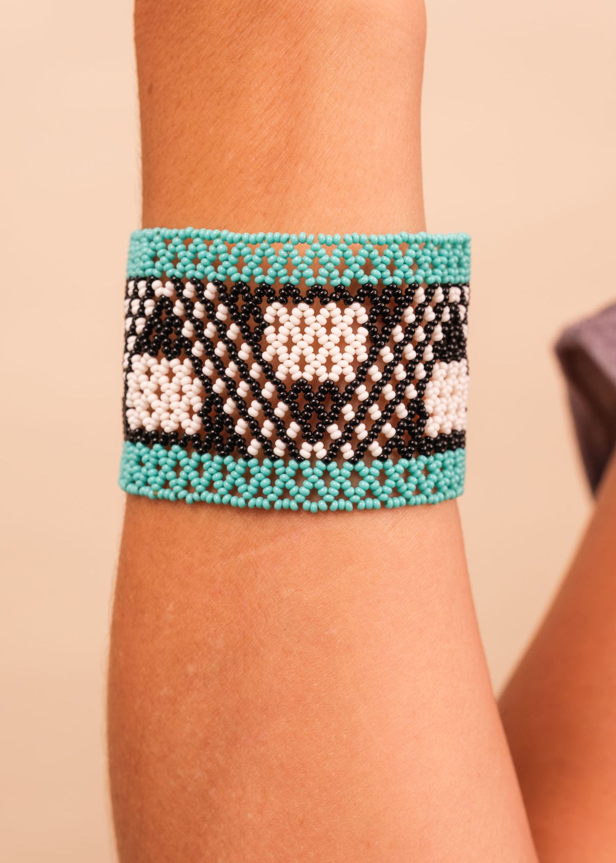 Kit pulseira indígena Mehinako + Creme facial Rosas MOMA | Tucum Brasil