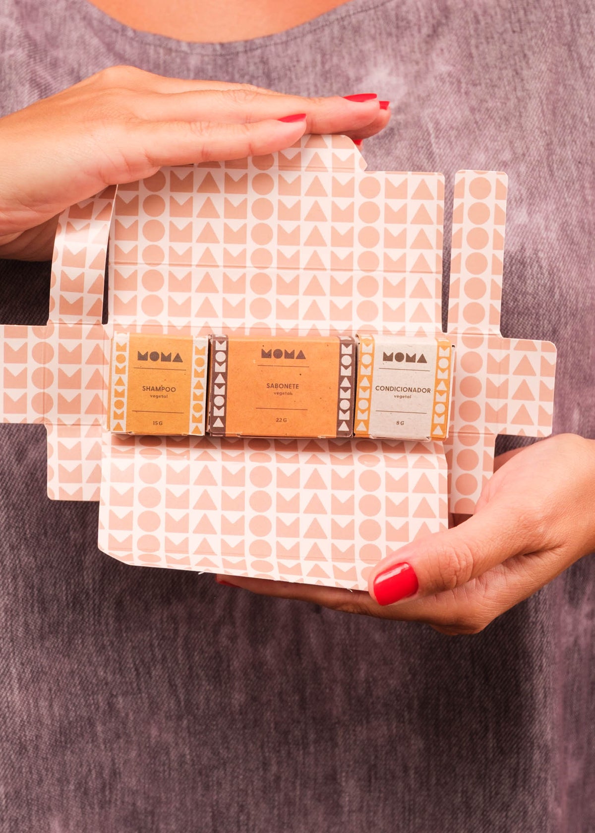 Kit pulseira indígena Kuikuro + mini kit viagem MOMA | Tucum Brasil