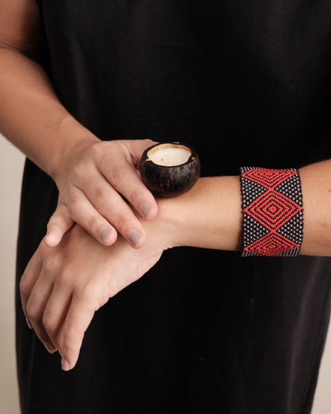 Kit pulseira indígena Waurá + vela aromática Urucuna | TUCUM