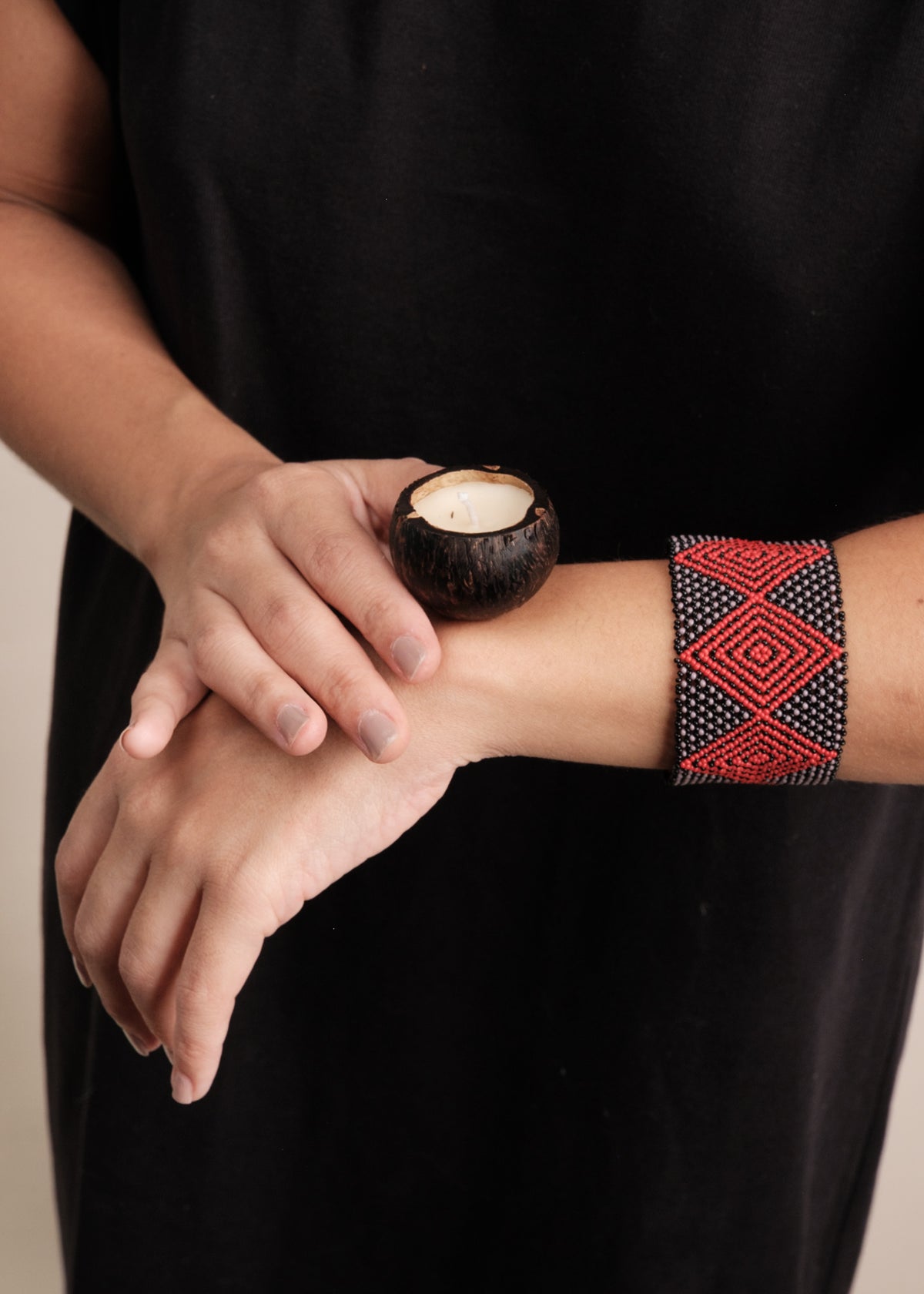 Kit pulseira indígena Waurá + vela aromática Urucuna | TUCUM