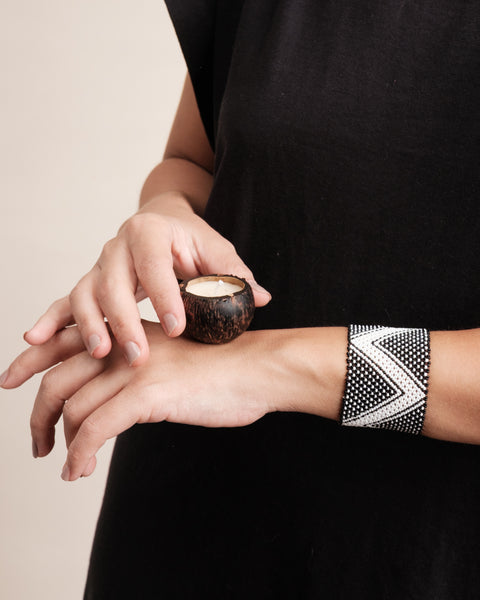 Kit pulseira indígena Waurá + vela aromática Urucuna | TUCUM