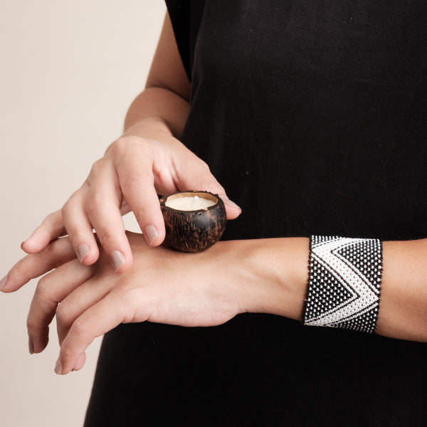 Kit pulseira indígena Waurá + vela aromática Urucuna | TUCUM