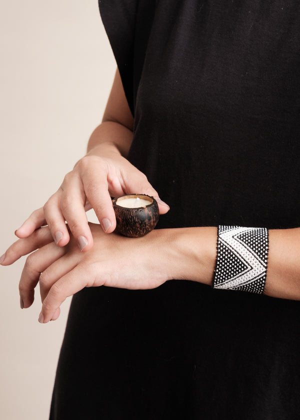 Kit pulseira indígena Waurá + vela aromática Urucuna | TUCUM