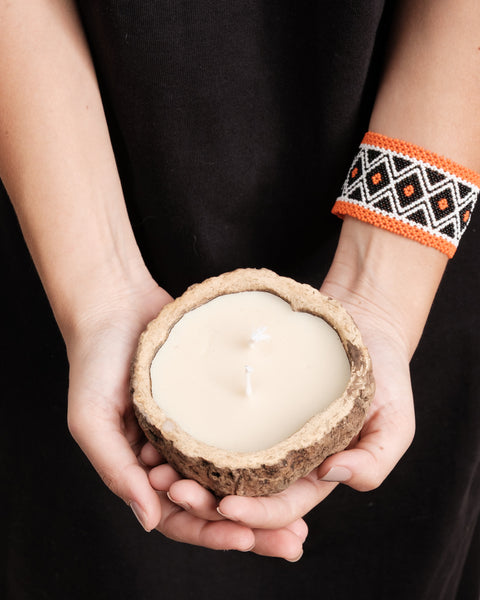 Kit pulseira indígena Waurá + vela aromática Urucuna | TUCUM