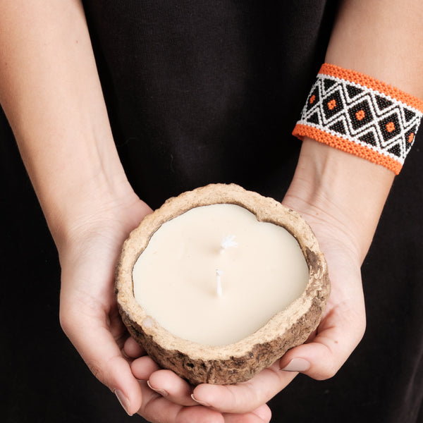 Kit pulseira indígena Waurá + vela aromática Urucuna | TUCUM