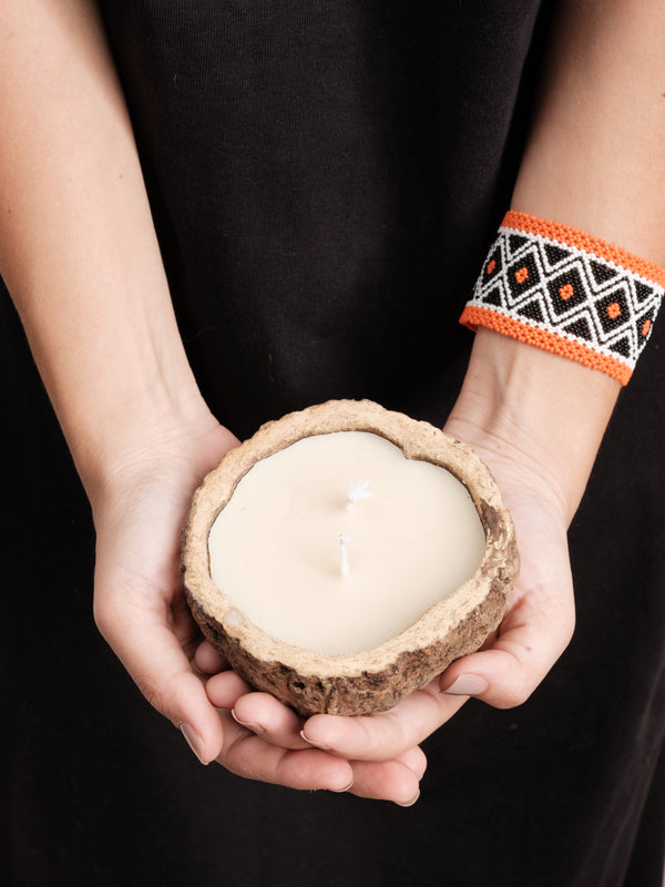 Kit pulseira indígena Waurá + vela aromática Urucuna | TUCUM