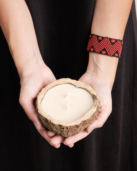 Kit pulseira indígena Waurá + vela aromática Urucuna | TUCUM