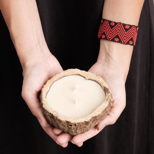 Kit pulseira indígena Waurá + vela aromática Urucuna | TUCUM