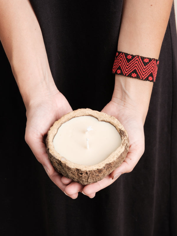 Kit pulseira indígena Waurá + vela aromática Urucuna | TUCUM