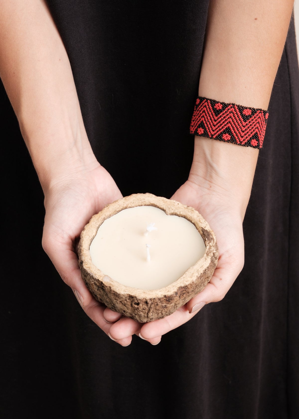 Kit pulseira indígena Waurá + vela aromática Urucuna | Tucum Brasil