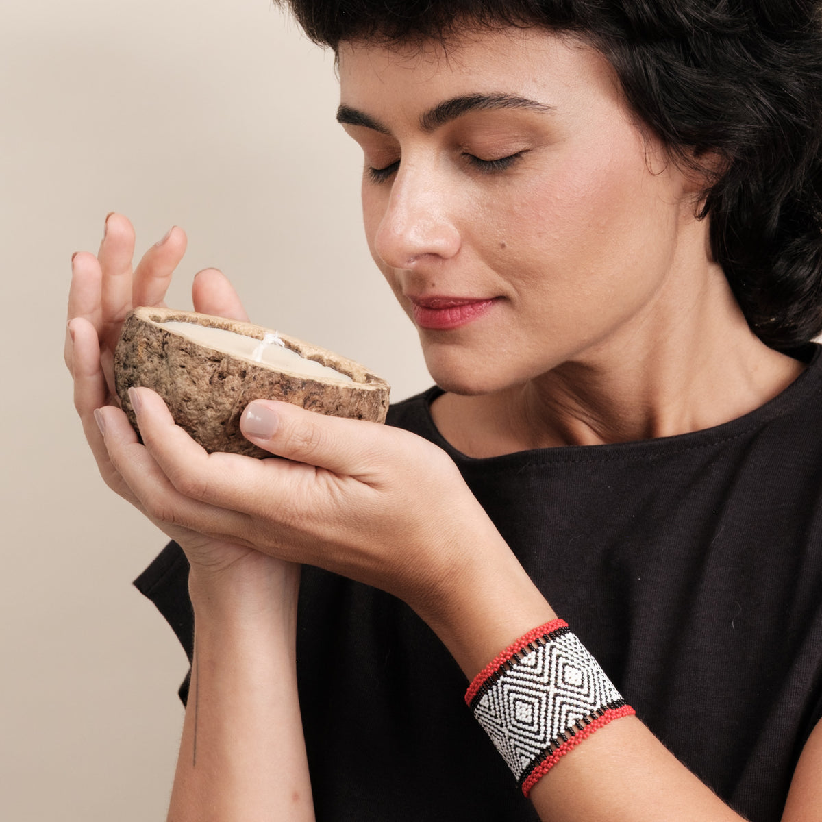 Kit pulseira indígena Waurá + vela aromática Urucuna | Tucum Brasil