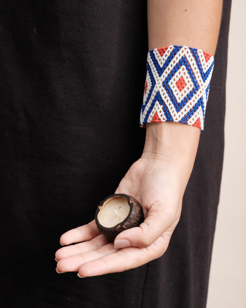 Kit pulseira indígena Kayapó + Vela aromática | TUCUM