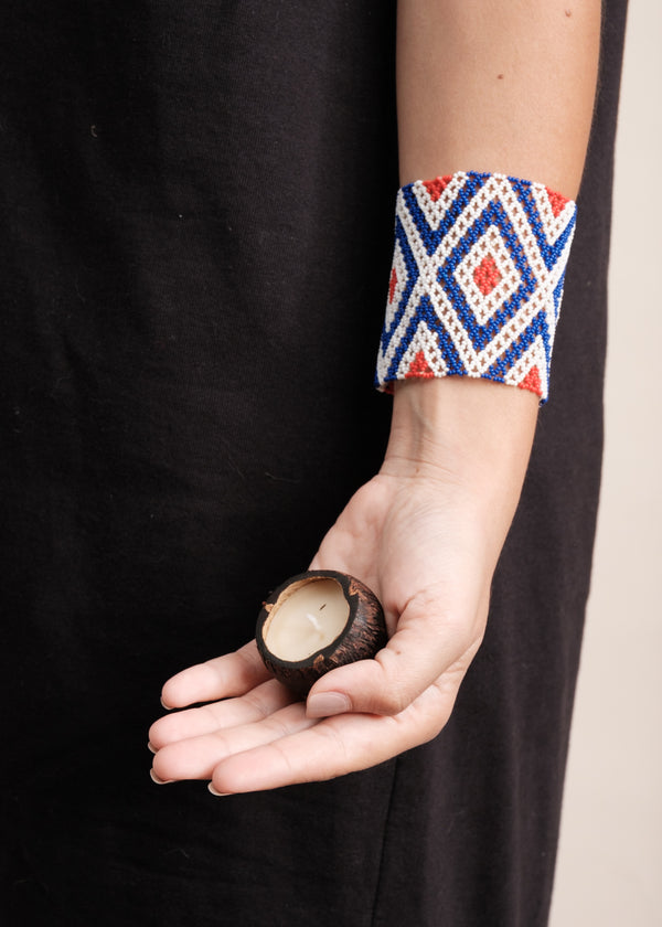 Kit pulseira indígena Kayapó + Vela aromática | TUCUM