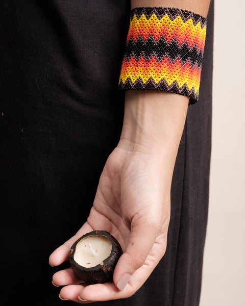 Kit pulseira indígena Kayapó + Vela aromática Urucuna | TUCUM