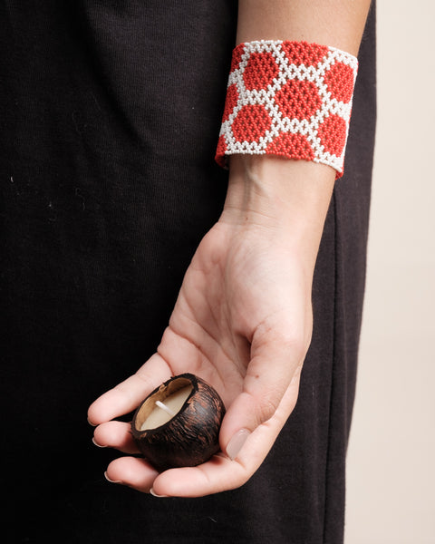 Kit pulseira indígena Kayapó + Vela aromática Urucuna | TUCUM