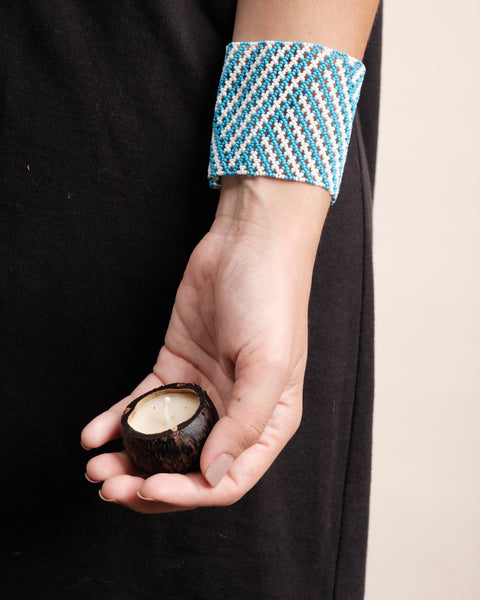 Kit pulseira indígena Kayapó + Vela aromática | TUCUM