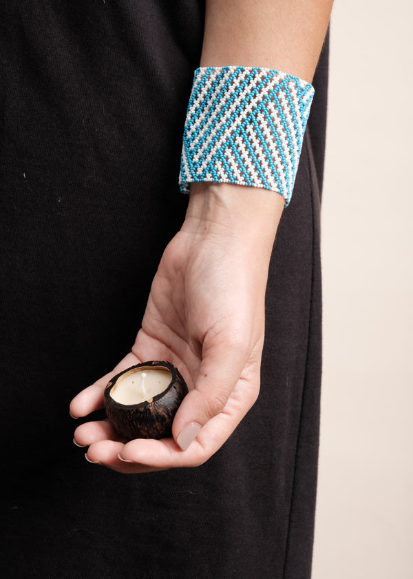 Kit pulseira indígena Kayapó + Vela aromática | TUCUM