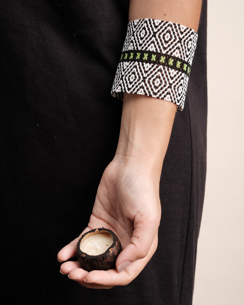 Kit pulseira indígena Kayapó + Vela aromática Urucuna | TUCUM