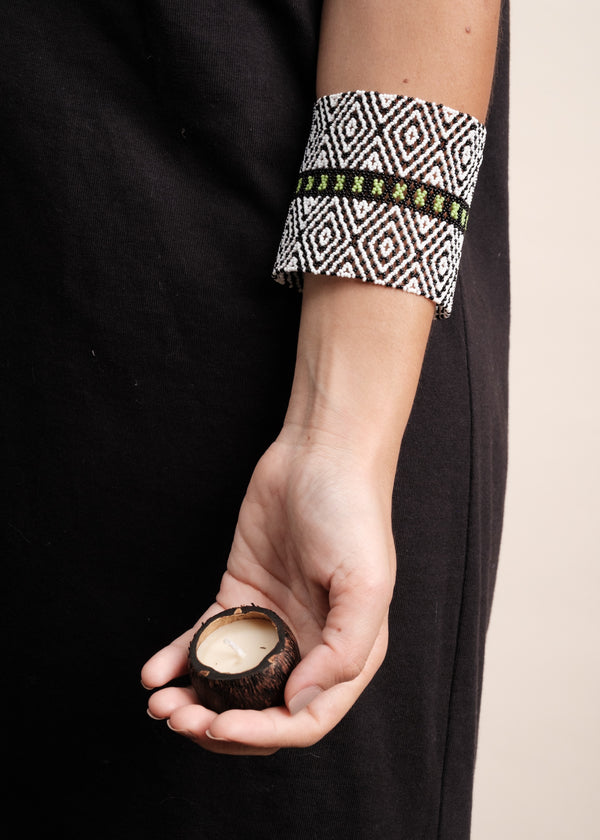 Kit pulseira indígena Kayapó + Vela aromática Urucuna | TUCUM