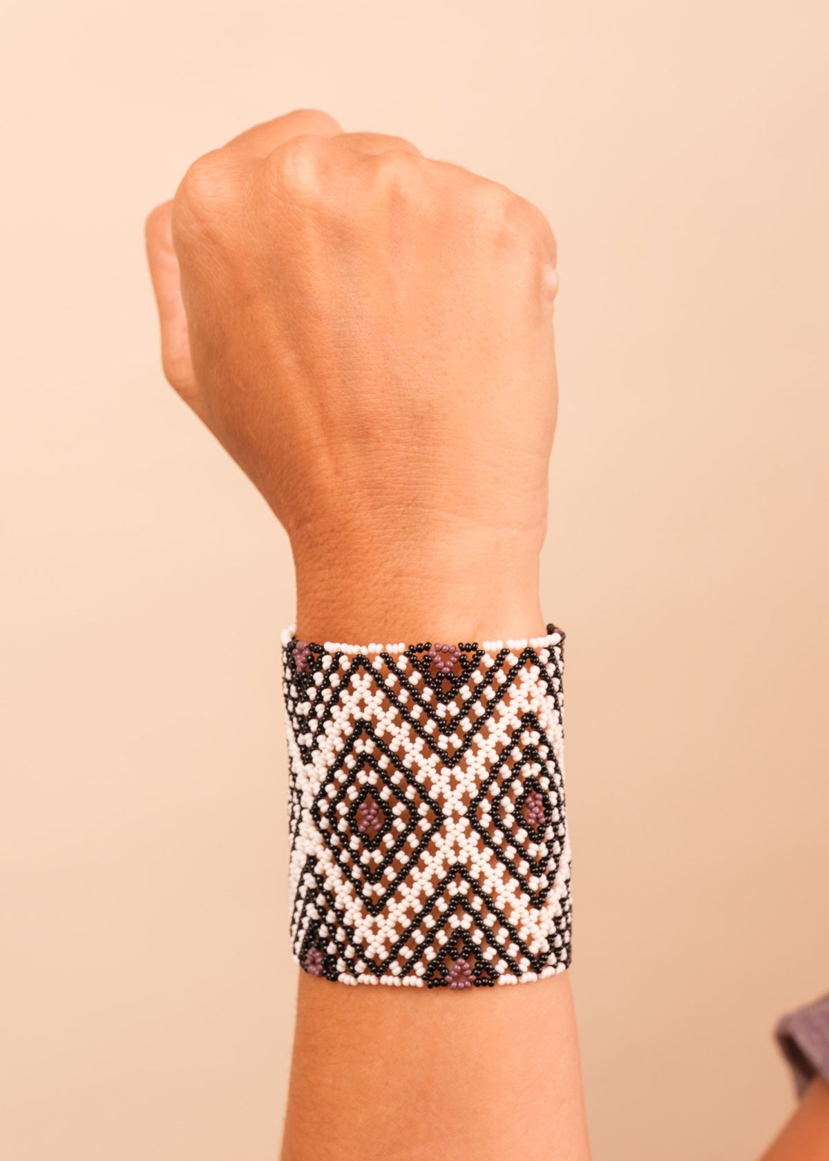 Kit pulseira indígena Mehinako + Creme hidratante Cumaru e Copaíba MOMA | Tucum Brasil