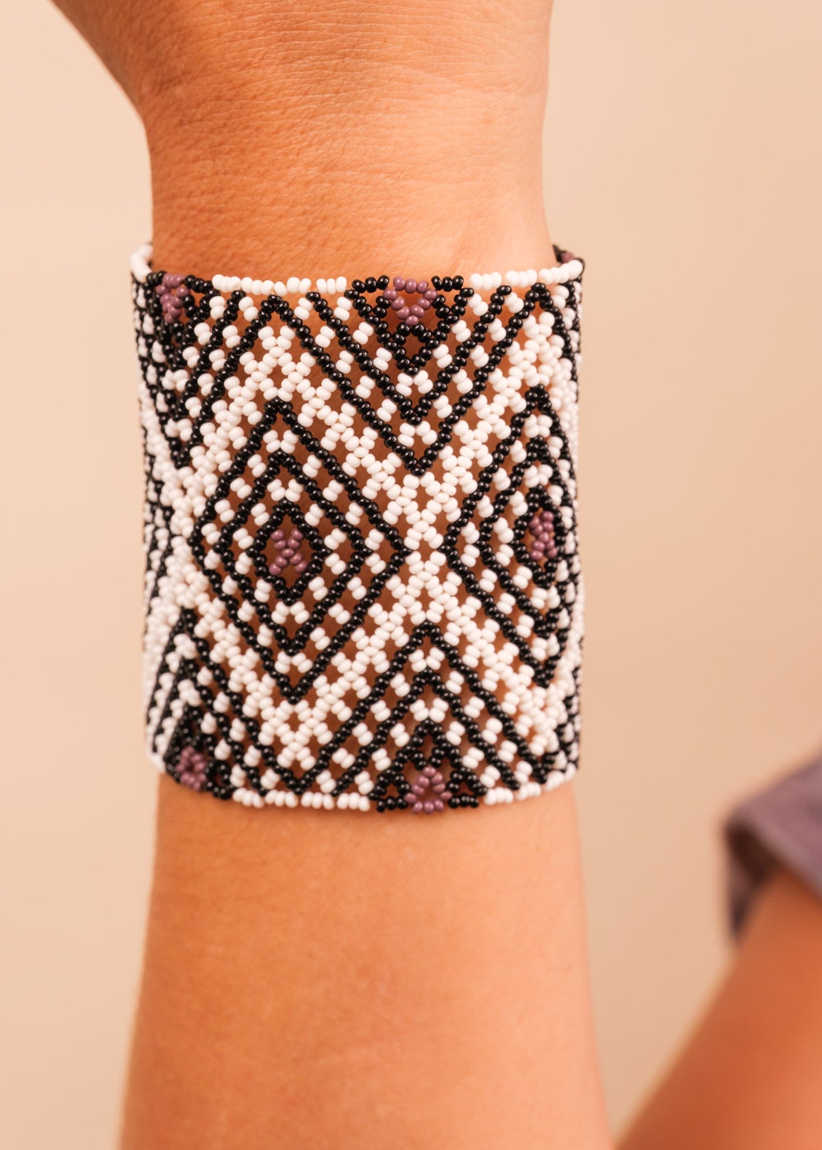 Kit pulseira indígena Mehinako + Creme hidratante Cumaru e Copaíba MOMA | Tucum Brasil