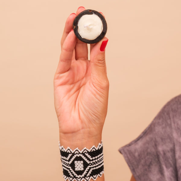 Kit pulseira indígena Waurá + Vela aromática Urucuna | Tucum Brasil