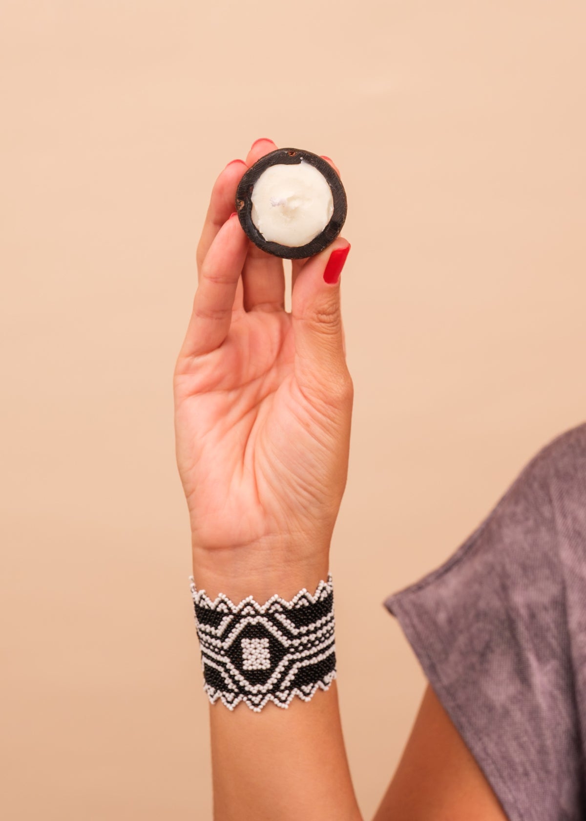 Kit pulseira indígena Waurá + Vela aromática Urucuna | Tucum Brasil