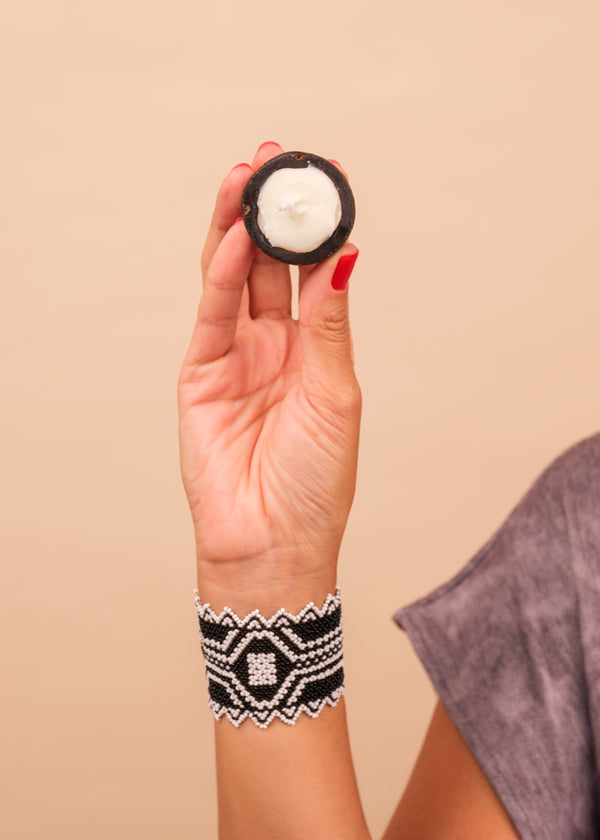 Kit pulseira indígena Waurá + Vela aromática Urucuna | Tucum Brasil