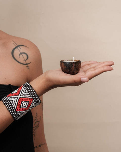 Kit pulseira Kamayurá + Vela aromática | TUCUM