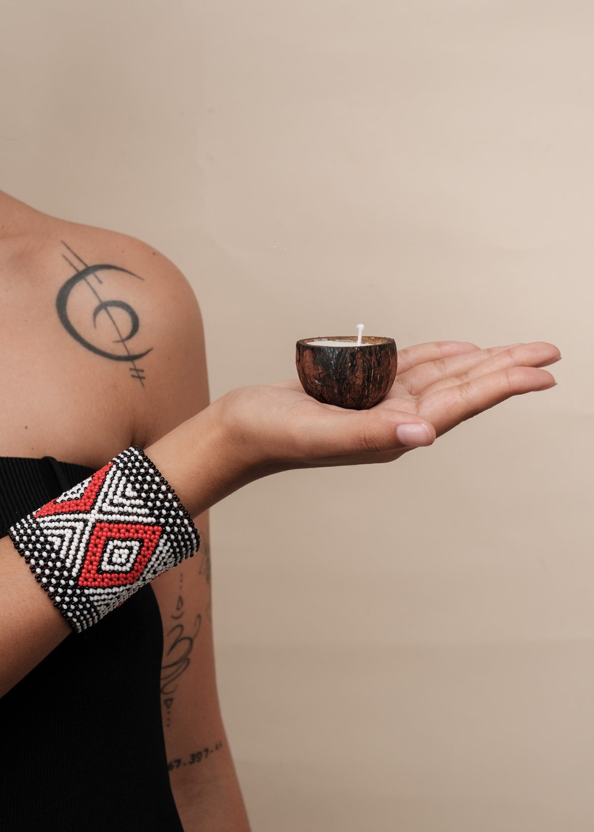 Kit pulseira Kamayurá + Vela aromática | TUCUM