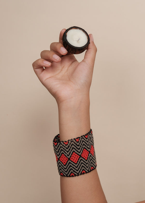 Kit pulseira Kamayurá + Vela aromática | TUCUM