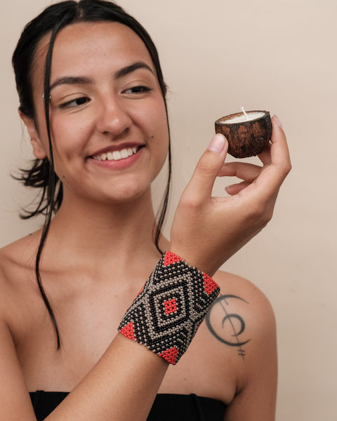 Kit pulseira Kamayurá + Vela aromática | TUCUM