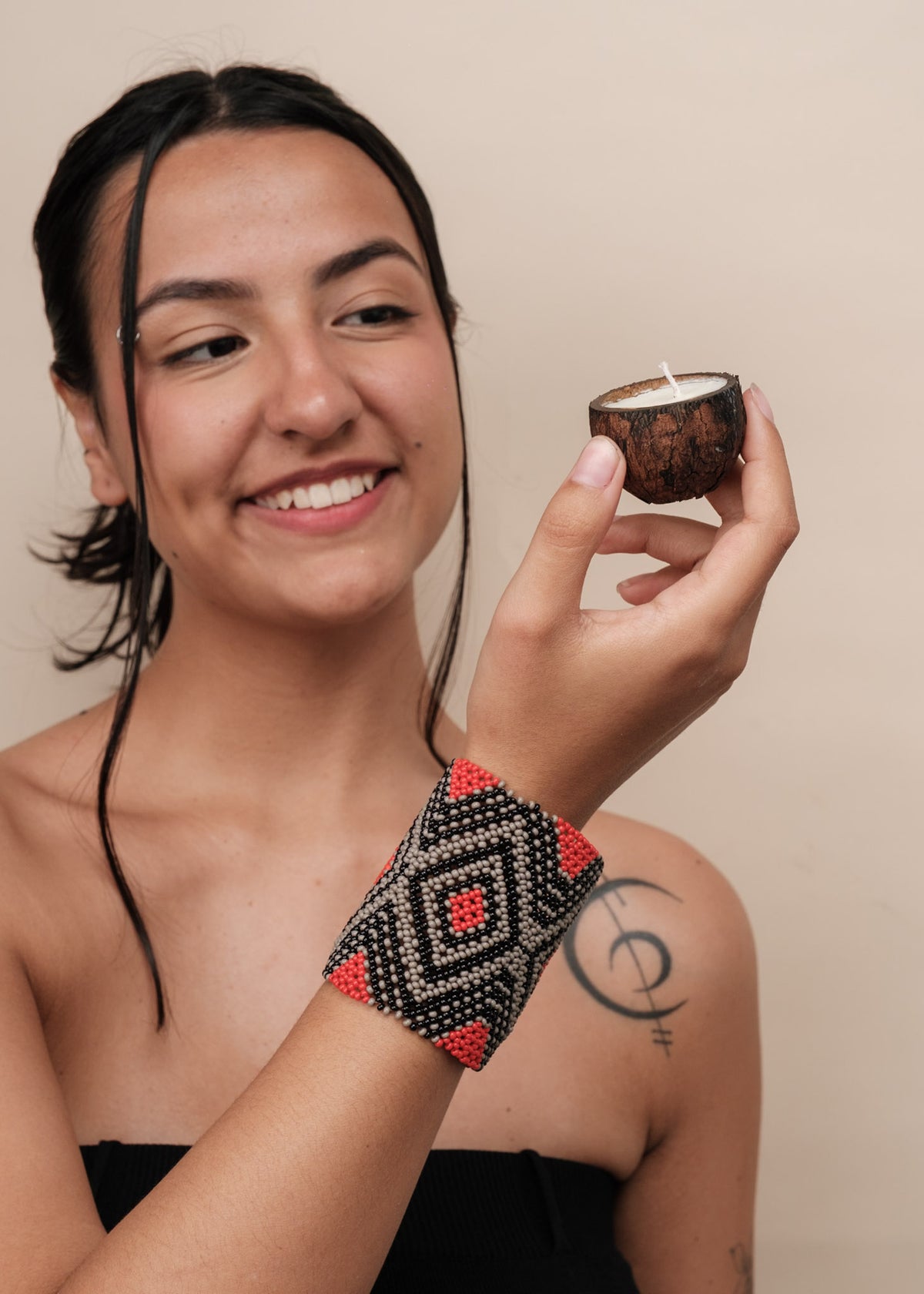 Kit pulseira Kamayurá + Vela aromática | TUCUM