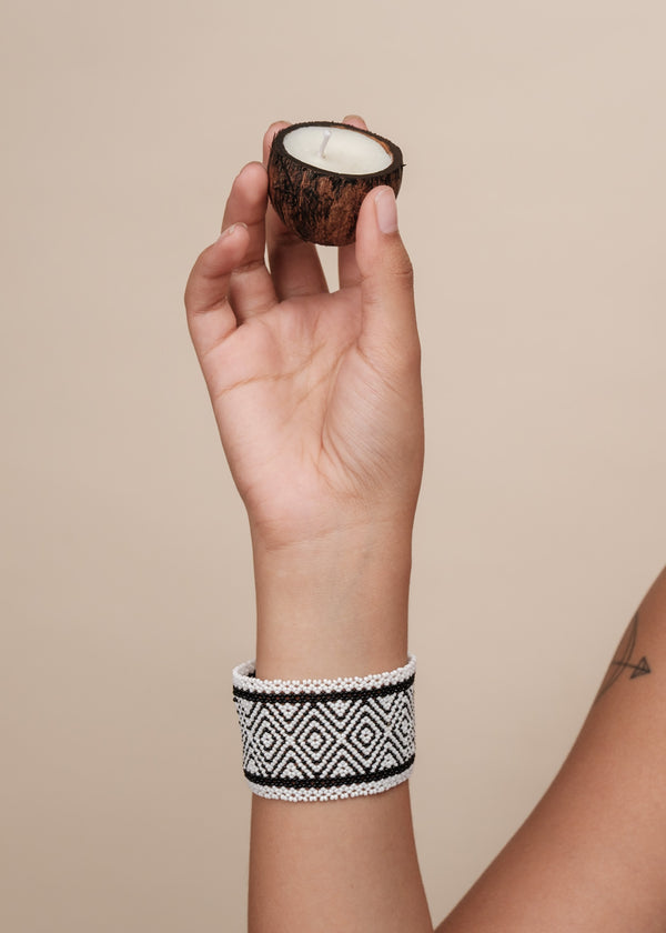 Kit pulseira Waurá + Vela aromática | TUCUM