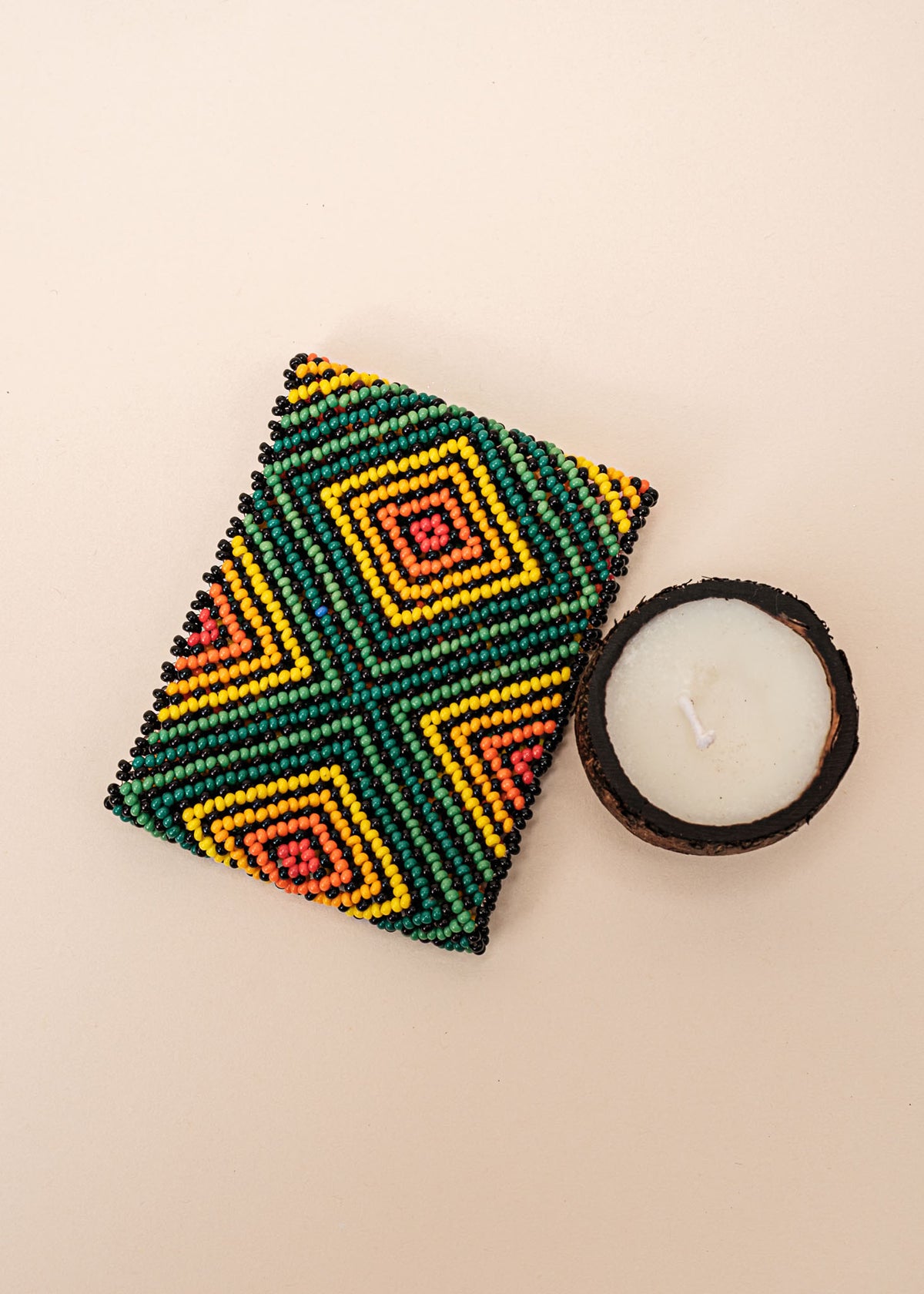 Kit pulseira Kamayurá + Vela aromática | TUCUM