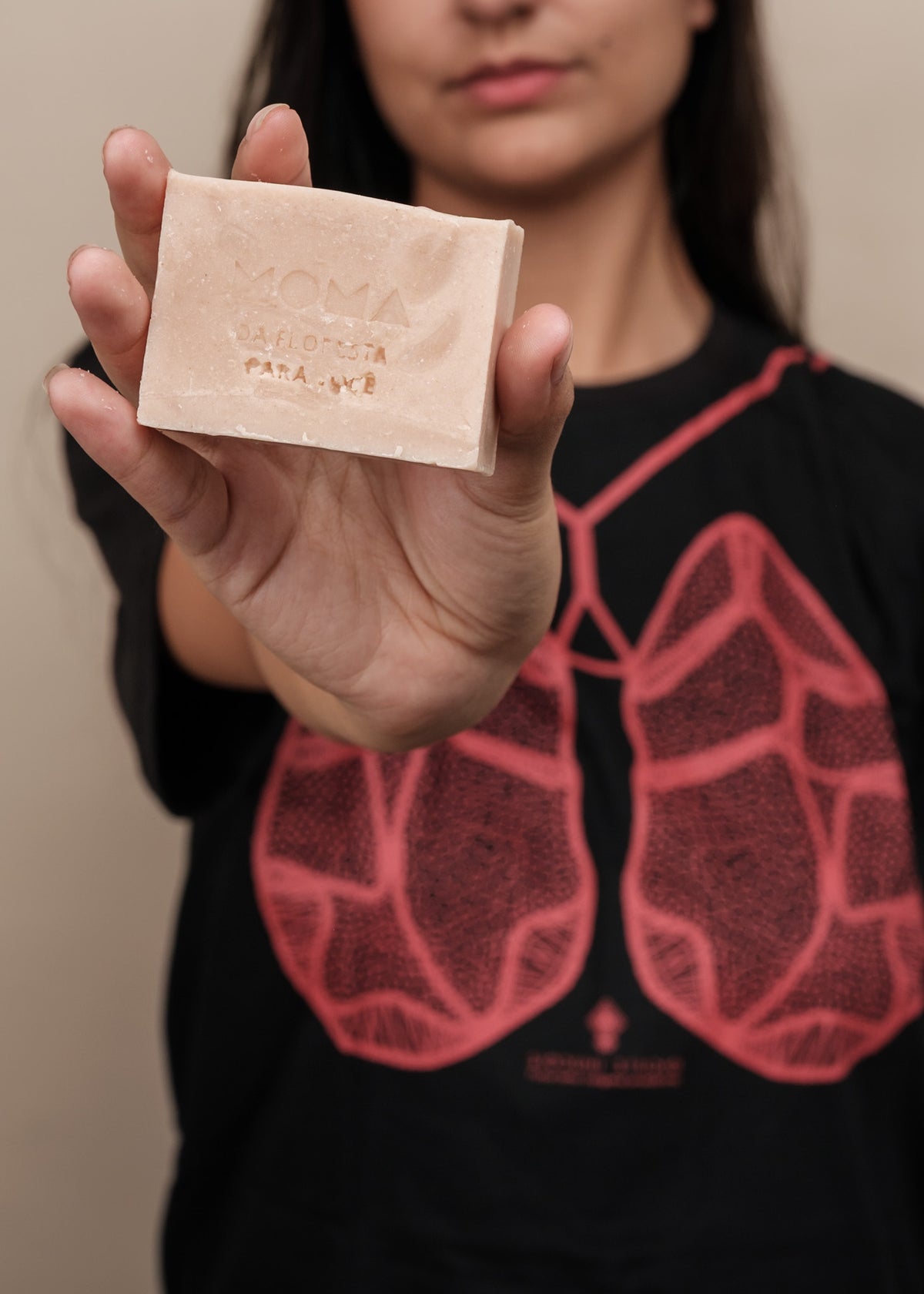 Kit camisa Pulmão do Universo + sabonete corporal MOMA | TUCUM