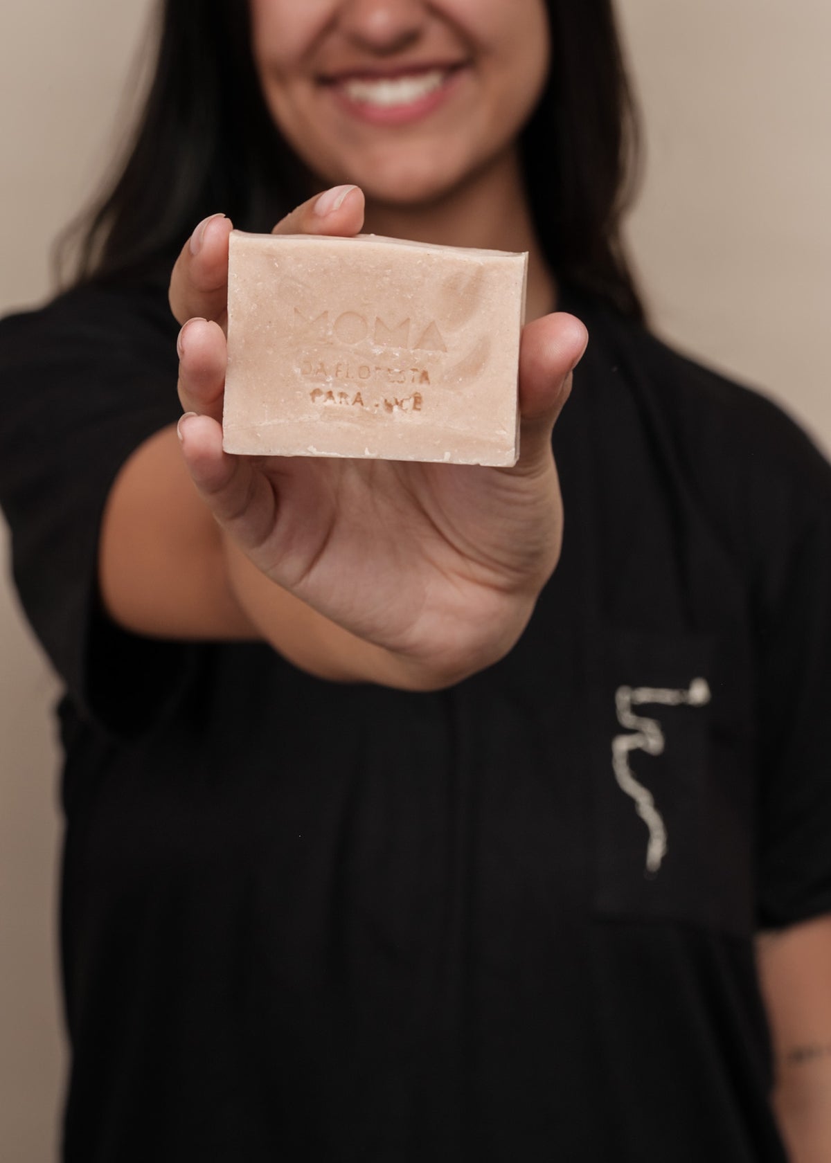 Kit camisa 24 povos + sabonete corporal MOMA | TUCUM