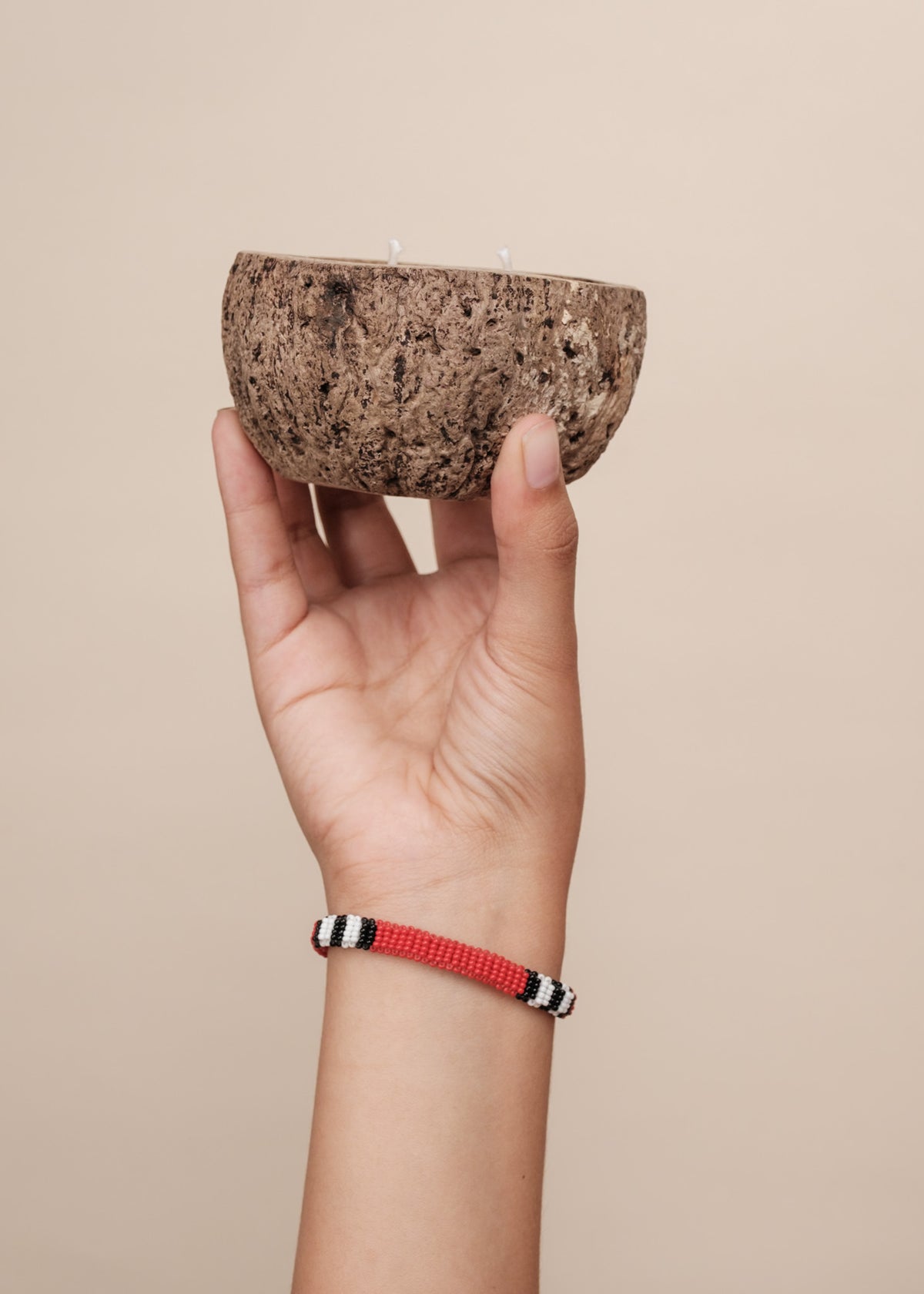 Kit pulseira coral Waurá + Vela aromática Breu Branco | TUCUM