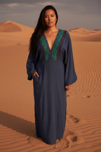 Vestido bordado azul escuro feito pelo povo Huni Kuin, artesanato indígena brasileiro