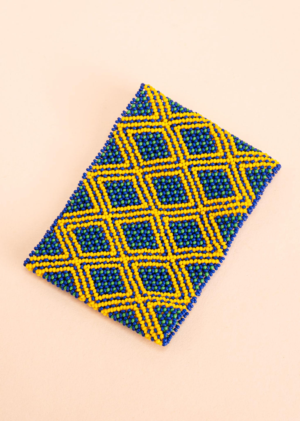 Pulseira de miçangas azul e amarela feita pelo povo Waurá, artesanato indígena brasileiro
