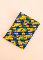 Pulseira de miçangas azul e amarela feita pelo povo Waurá, artesanato indígena brasileiro