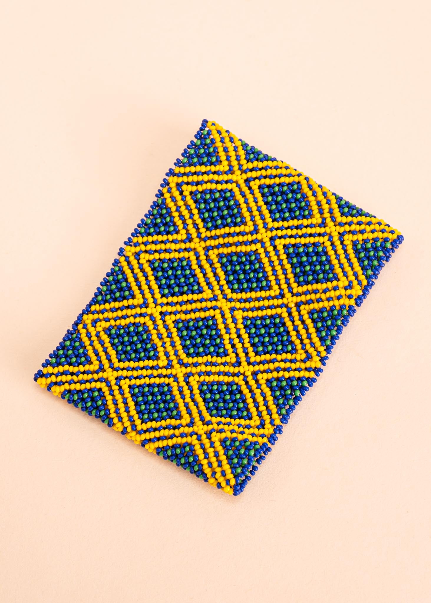 Pulseira de miçangas azul e amarela feita pelo povo Waurá, artesanato indígena brasileiro