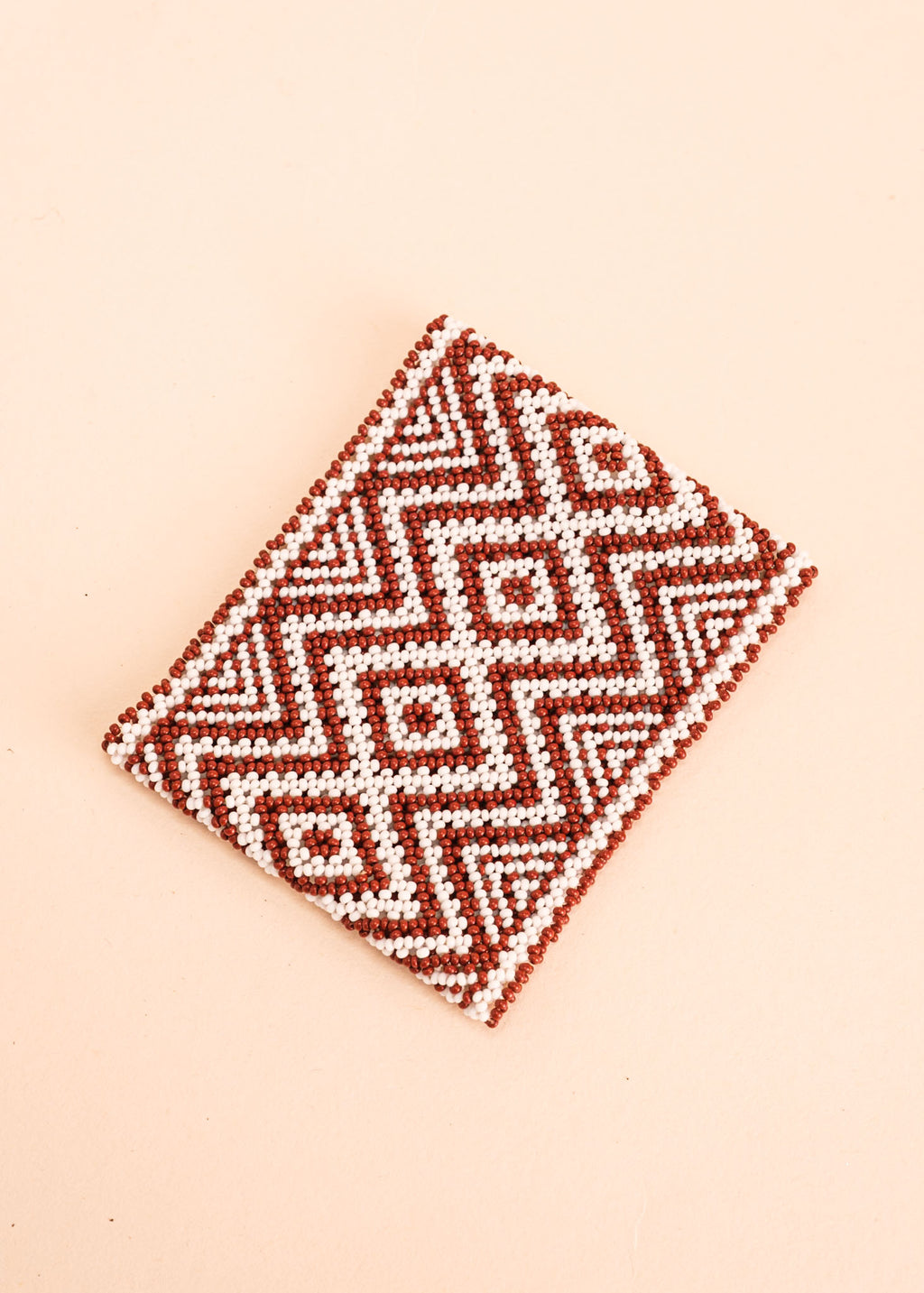 Pulseira de miçangas marrom e branca feito pelo povo Waurá, artesanato indígena brasileiro 