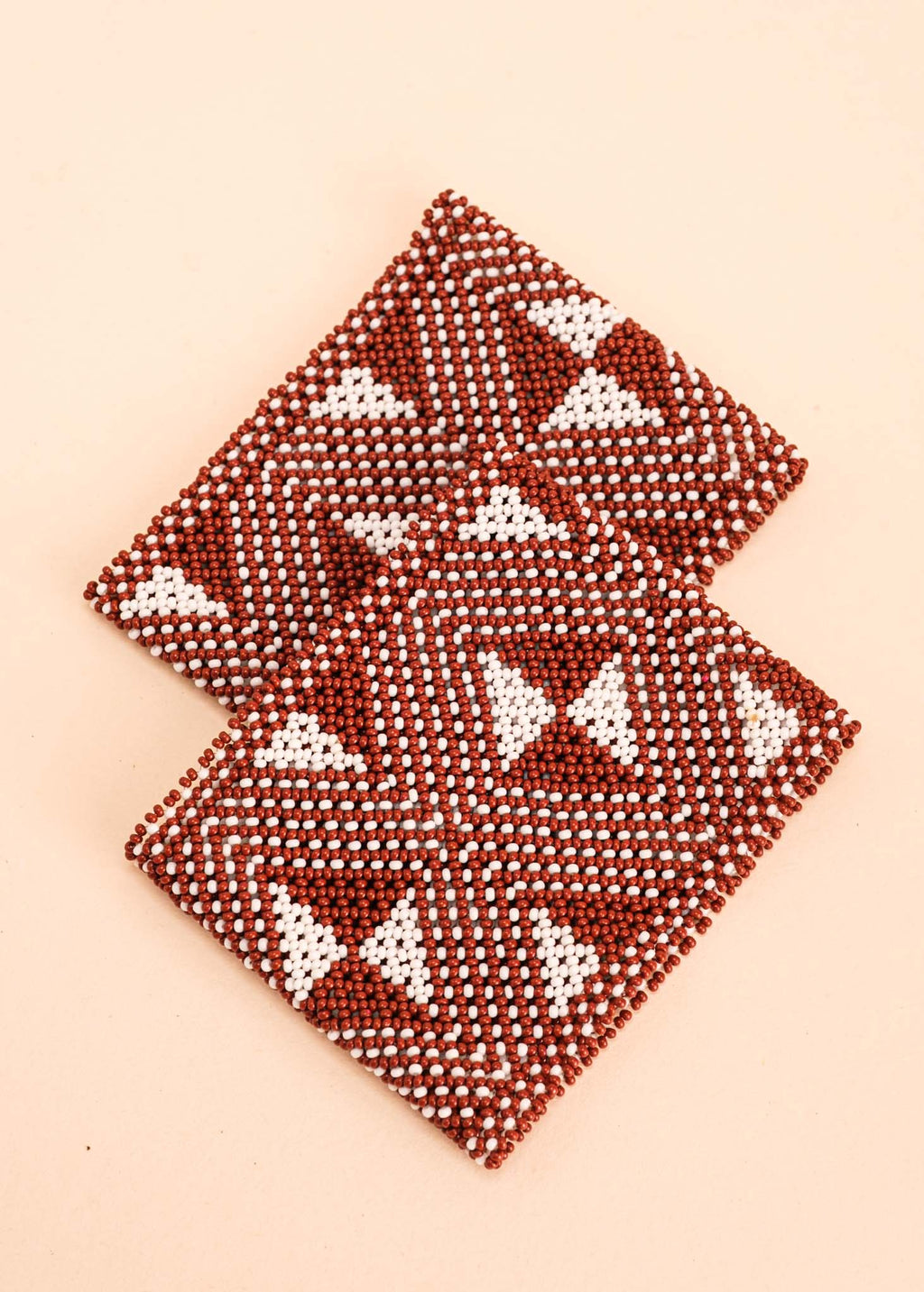 Pulseira de miçangas marrom e branca feito pelo povo Waurá, artesanato indígena brasileiro 